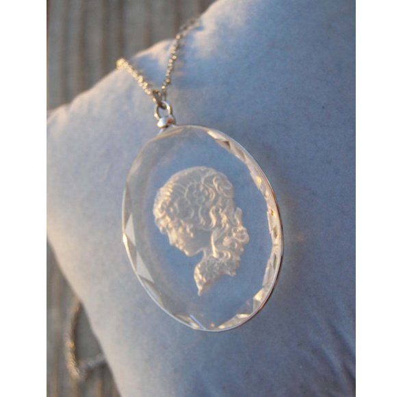 New Glass Cameo necklace Victorian style Hallmark - Picture 3 of 9